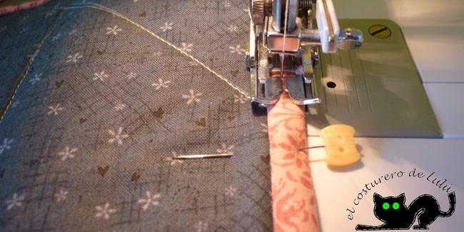 Cosemos la cinta al bies de la funda 