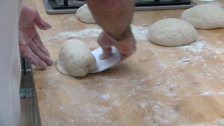 Bolear masa de pan