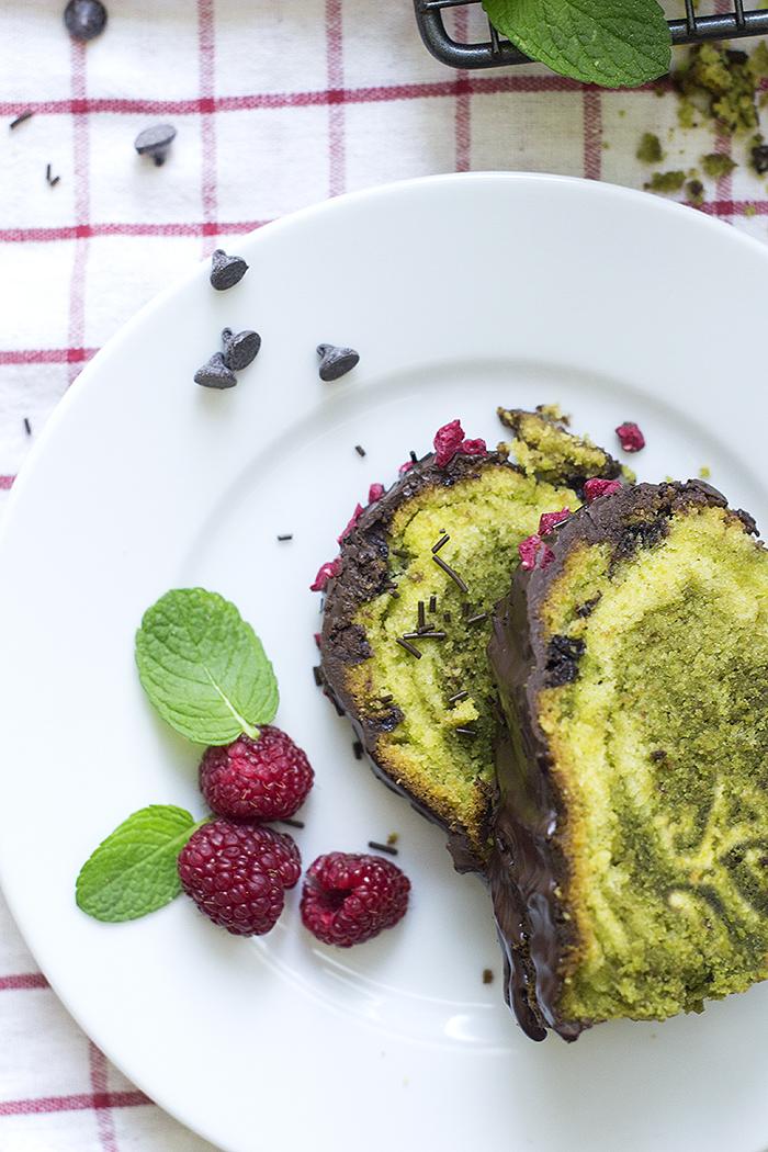 bundt cake de te matcha y chocolate