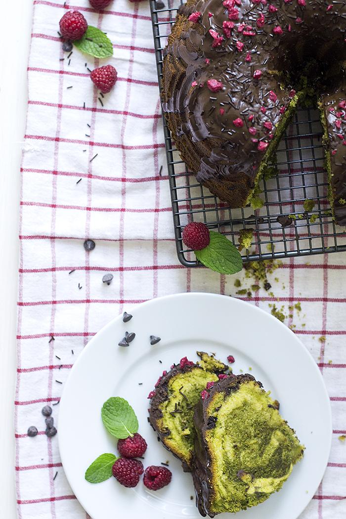 Bundt cake de té matcha con chocolate