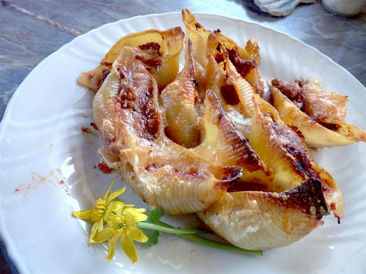 Conchas de pasta rellenas de carne - Conchas de pasta rellenas - Conchiglioni ripieni di carne - Baked stuffed conchiglioni with meat
