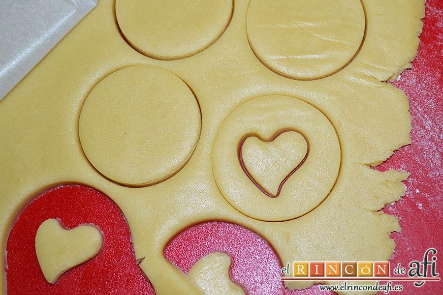 Galletas Linzer, retirar para que quede el agujero con la forma