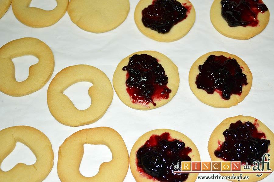 Galletas Linzer, untar de mermelada la parte inferior de las galletas
