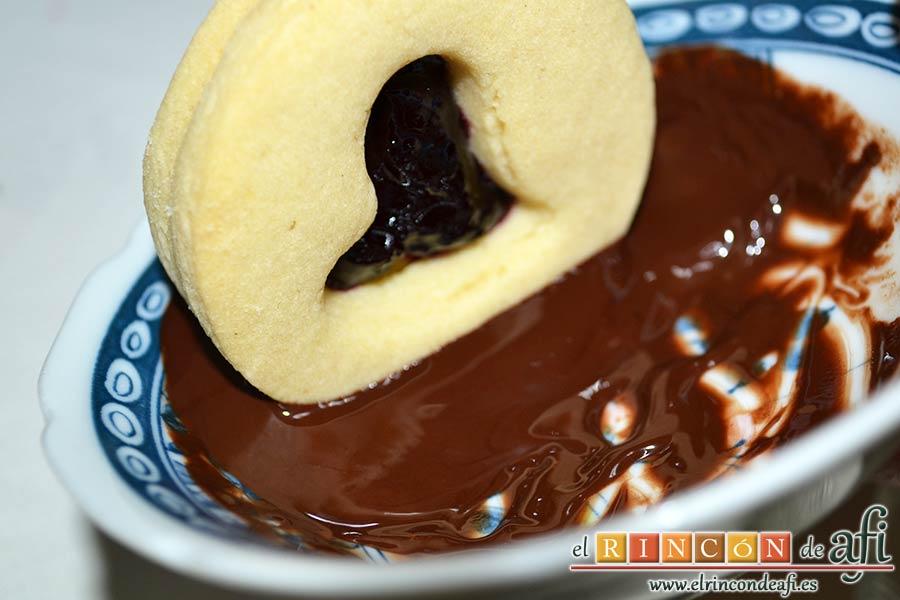 Galletas Linzer, bañar un lado de las galletas en el chocolate