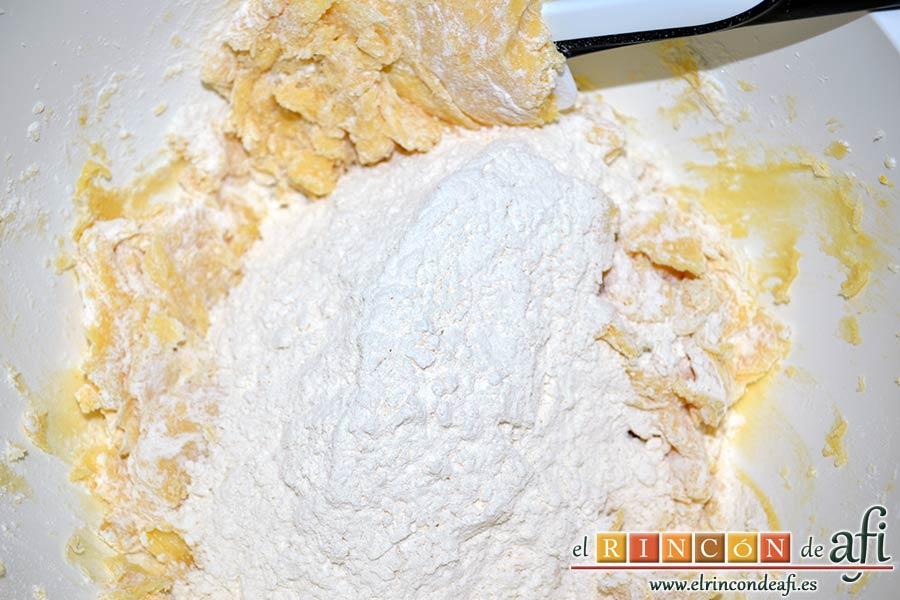 Galletas Linzer, añadir la harina tamizada