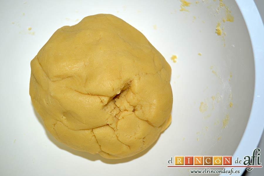 Galletas Linzer, mezclar con las manos y formar una bola