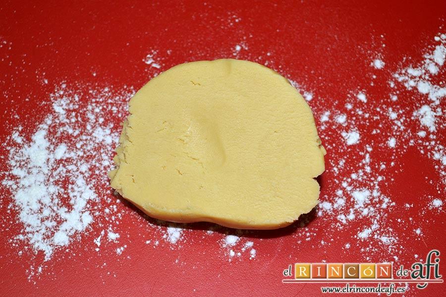 Galletas Linzer, dejar enfritar en la nevera, dividir la masa en dos y colocar un trozo sobre superficie enharinada