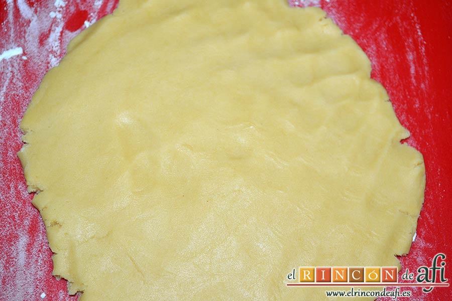 Galletas Linzer, colocar encima de la masa film transparente y amasar con rodillo