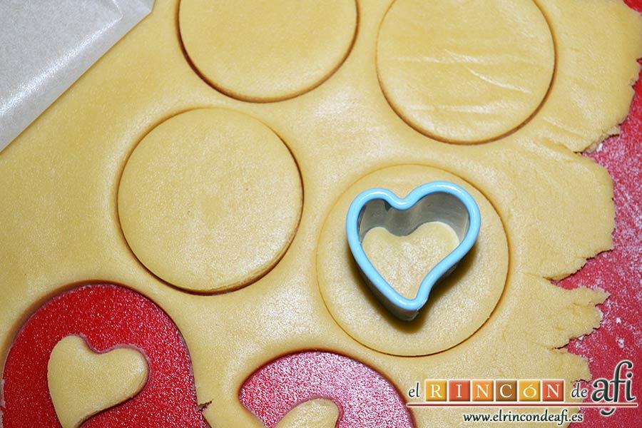 Galletas Linzer, recortar más círculos y también la decoración del centro y retirarla