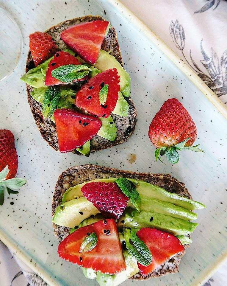 tostadas de aguacate y fresas. La mesa de Garnacha