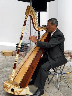 tocando el arpa