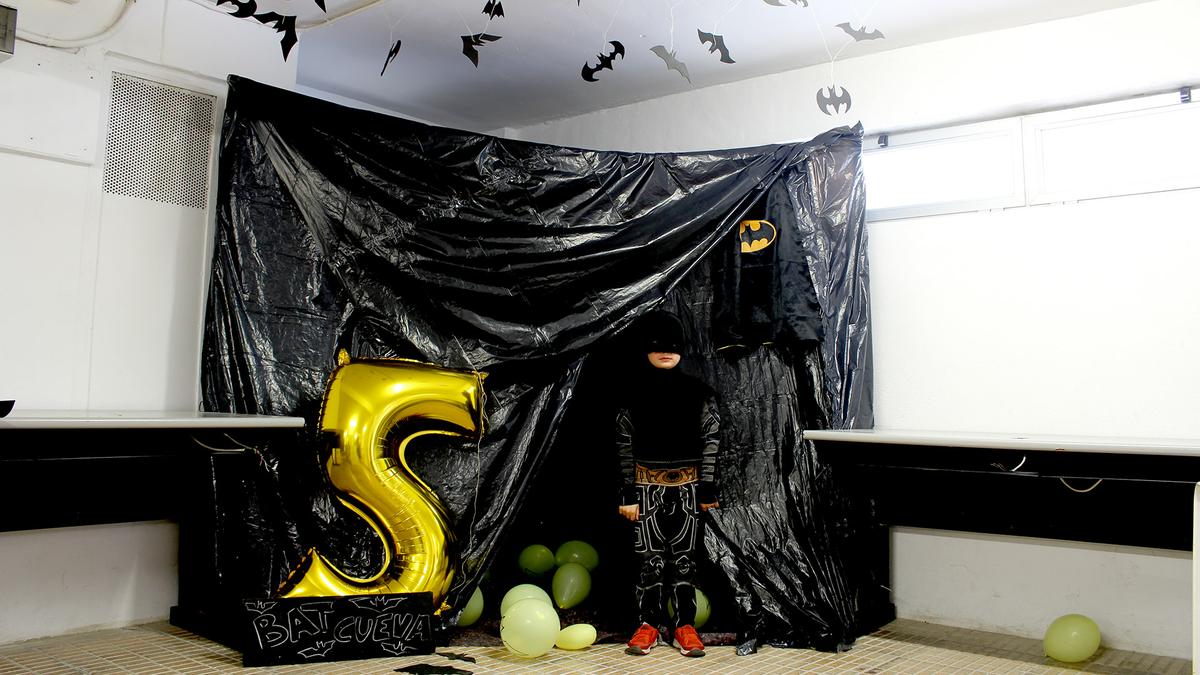 cumpleaños temático de batman con la batcueva