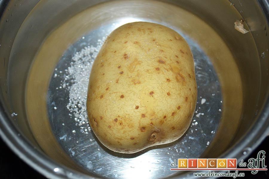 Tortitas de atún y papas, sancochar la papa en agua con sal gruesa