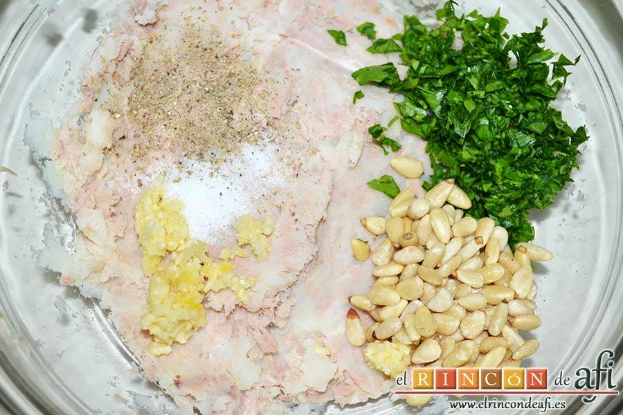 Tortitas de atún y papas, añadir la sal y pimienta, el diente de ajo prensado, los piñones y el perejil picadito