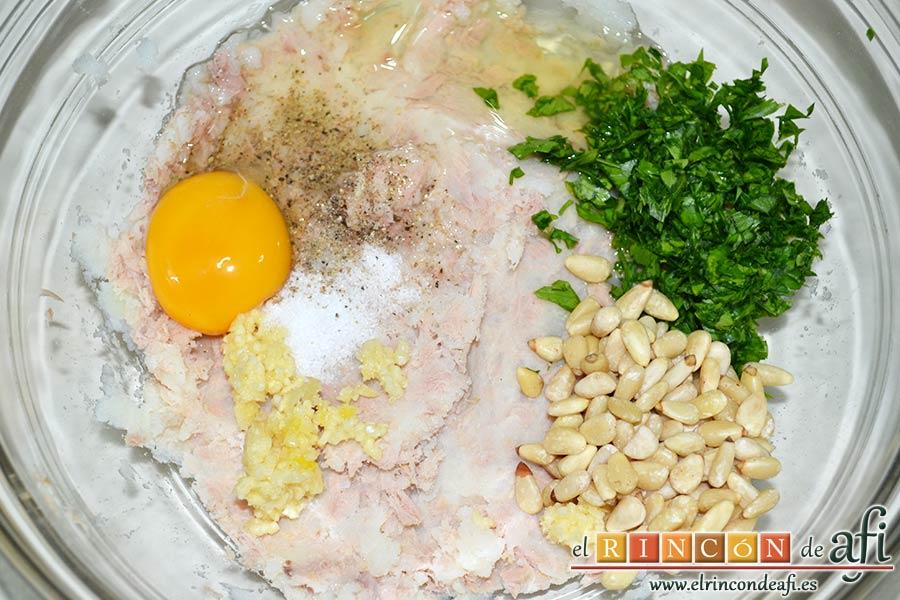 Tortitas de atún y papas, añadir el huevo