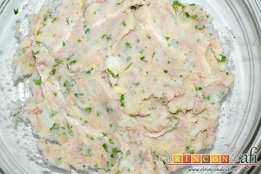 Tortitas de atún y papas, mezclar bien los ingredientes