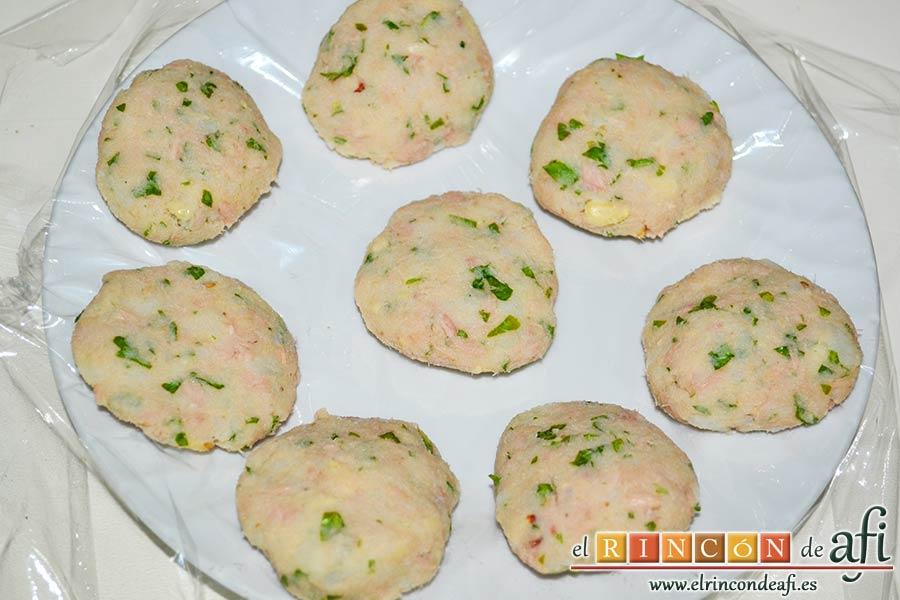 Tortitas de atún y papas, con ayuda de dos cucharas y las manos ir haciendo bolitas y aplastarlas