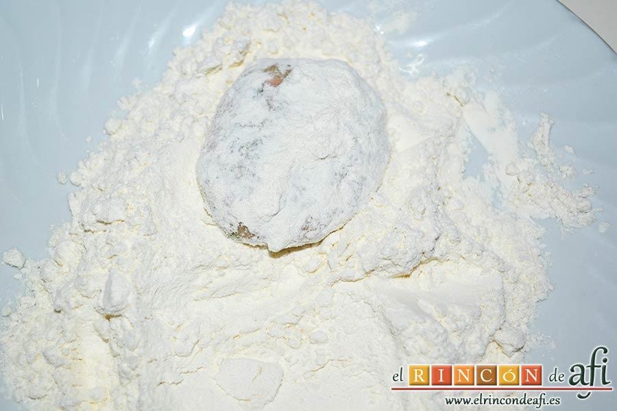 Tortitas de atún y papas, pasarlas por harina