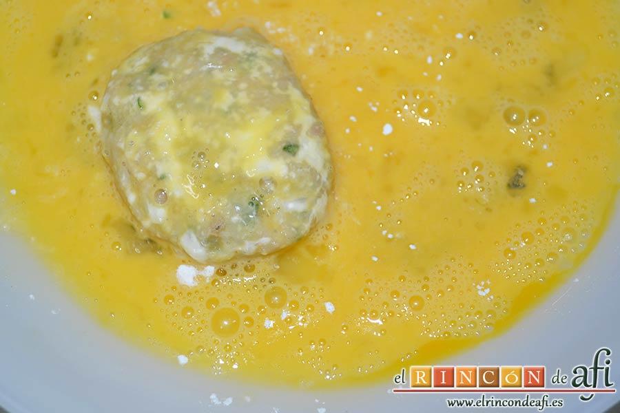 Tortitas de atún y papas, pasarlas por huevo batido