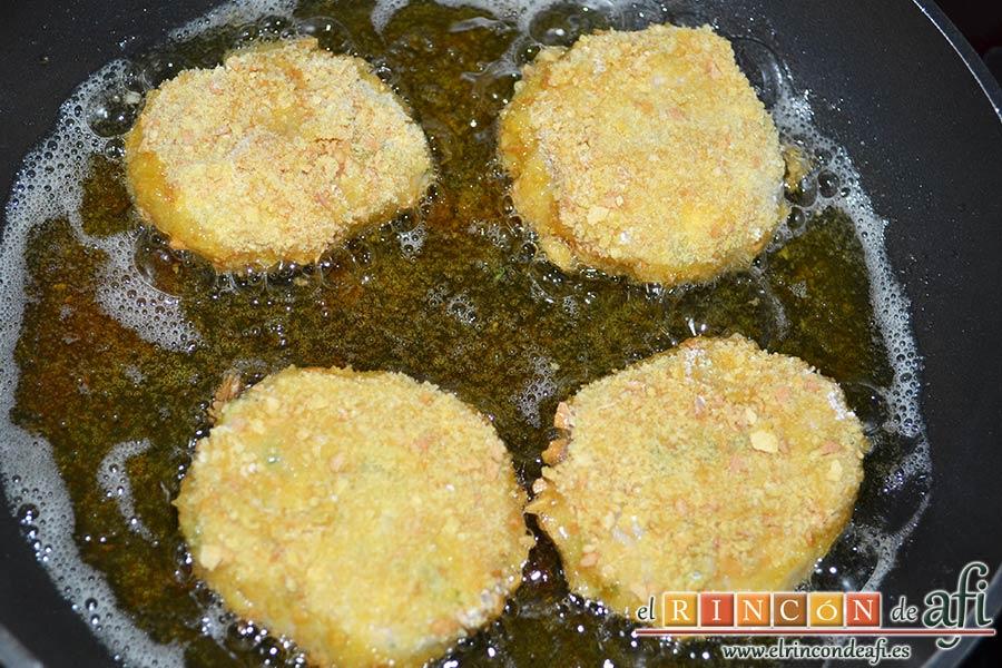 Tortitas de atún y papas, freírlas en aceite de oliva