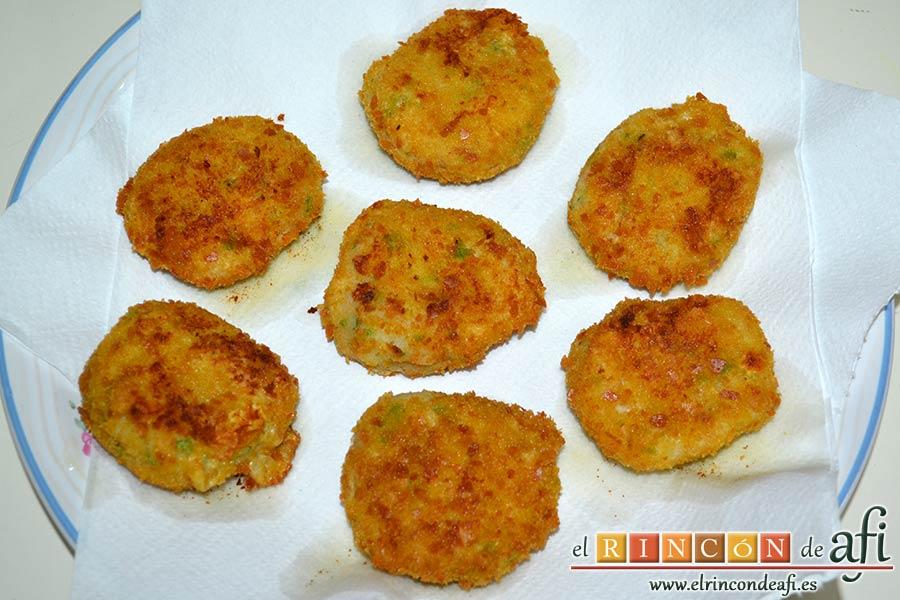 Tortitas de atún y papas, ponerlas sobre papel absorbente para eliminar el exceso de aceite