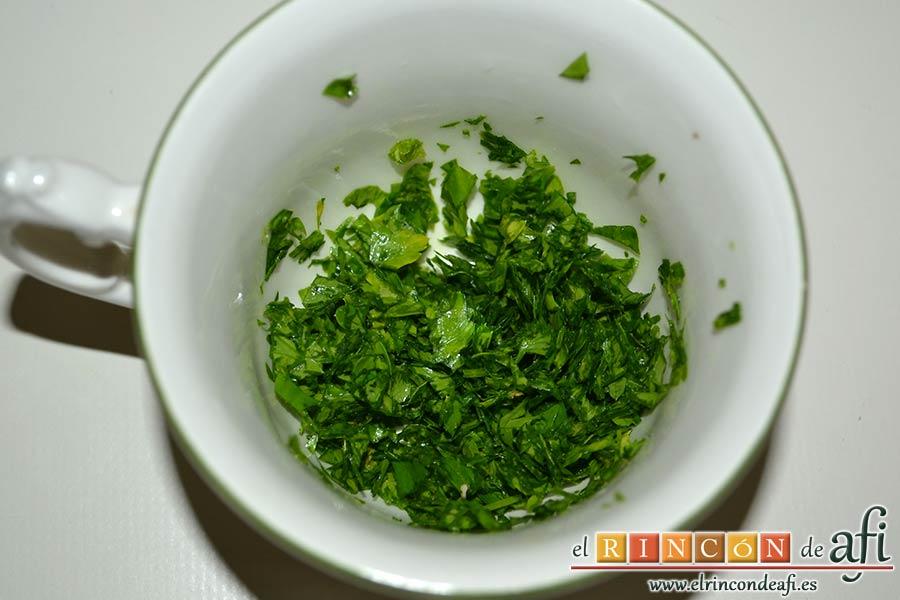 Tortitas de atún y papas, picar el perejil fresco