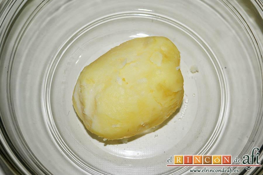 Tortitas de atún y papas, cuando la papa esté lista dejarla enfriar y pelarla