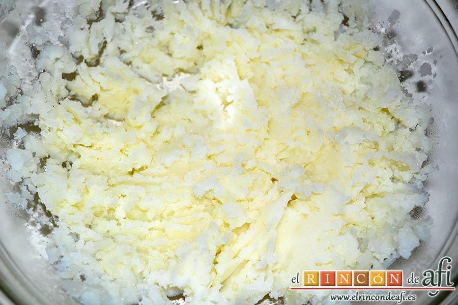 Tortitas de atún y papas, machacar la papa en un bol con un tenedor