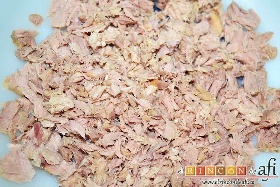 Tortitas de atún y papas, desmigar el atún