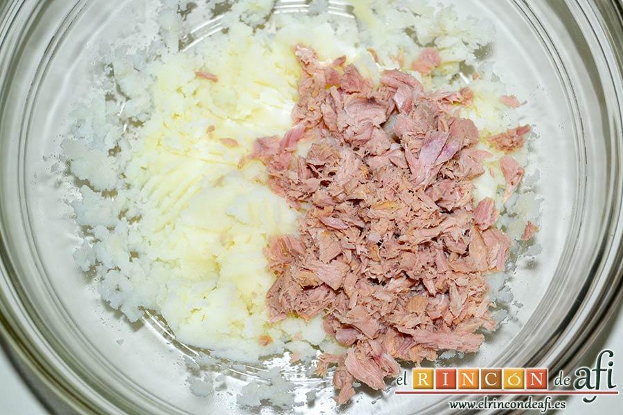 Tortitas de atún y papas, añadírselo a la papa