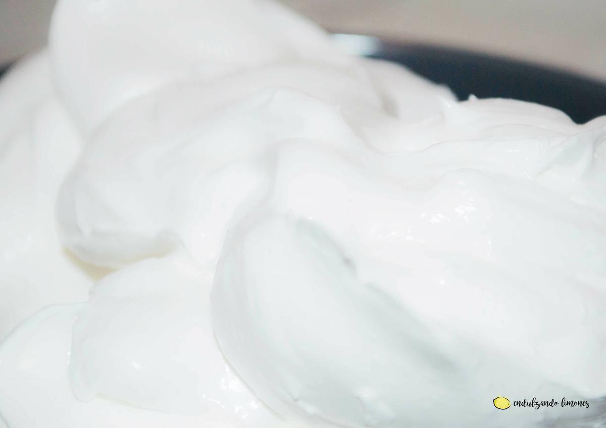 Sencillo merengue estilo francés