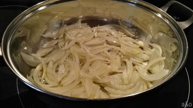 Cortamos la cebolla en juliana y los ajos en láminas.