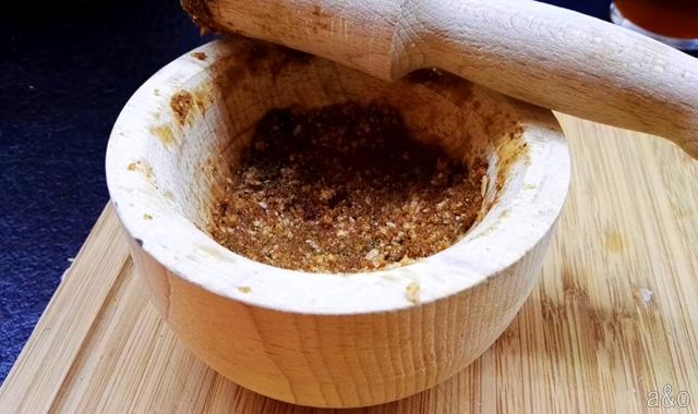 En un mortero majamos el pan con todas las especias.