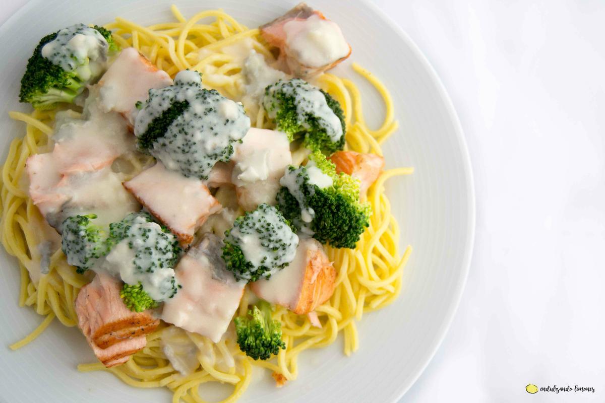 Pasta fresca salmón brocoli salsa de queso