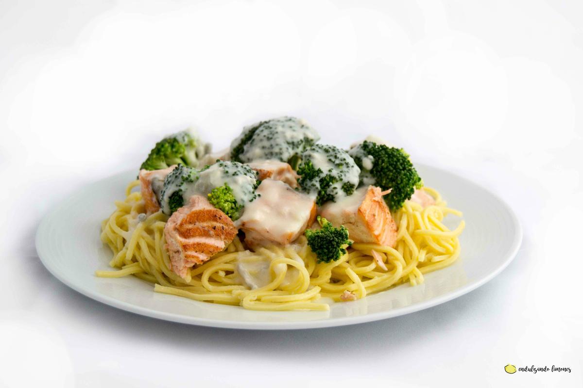 Pasta fresca salmón brocoli salsa de queso