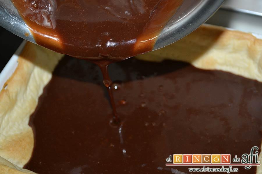 Tarta sorpresa de fresas y nata (crema de leche), volcamos el relleno de chocolate