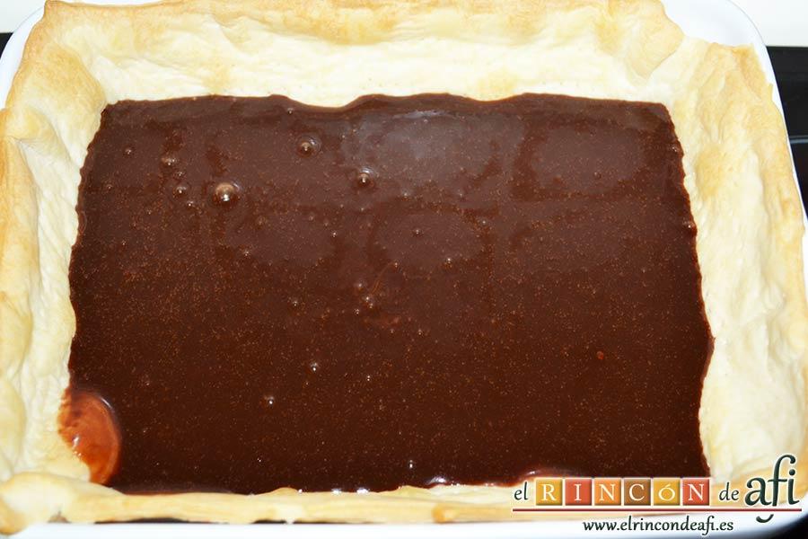 Tarta sorpresa de fresas y nata (crema de leche), dejamos que se enfríe y la metemos en la nevera