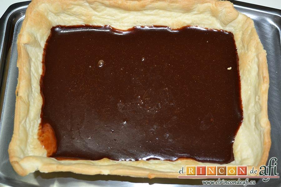 Tarta sorpresa de fresas y nata (crema de leche), mantener en frío hasta que haya cuajado