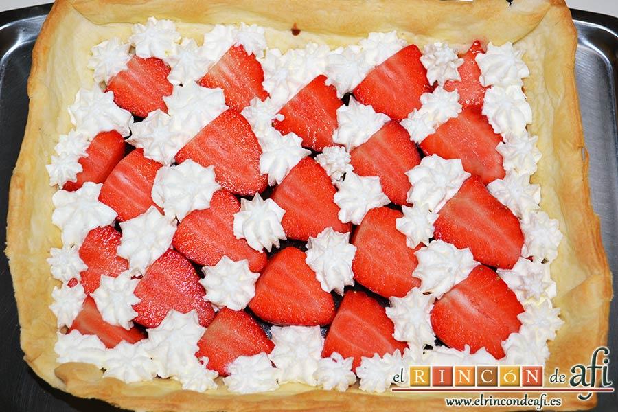 Tarta sorpresa de fresas y nata (crema de leche), montar nata (crema de leche) e ir cubriendo los huecos para que no se vea el chocolate