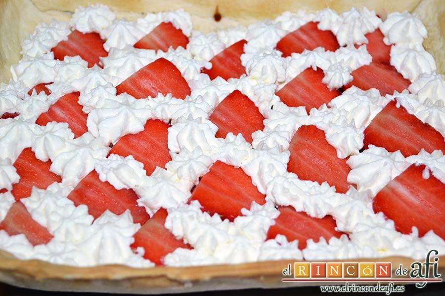 Tarta sorpresa de fresas y nata (crema de leche), tapar bien los huecos