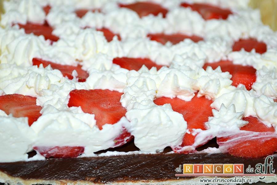 Tarta sorpresa de fresas y nata (crema de leche), sugerencia de presentación