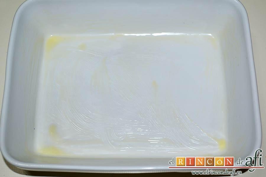 Tarta sorpresa de fresas y nata (crema de leche), untar el molde que vayamos a usar de mantequilla