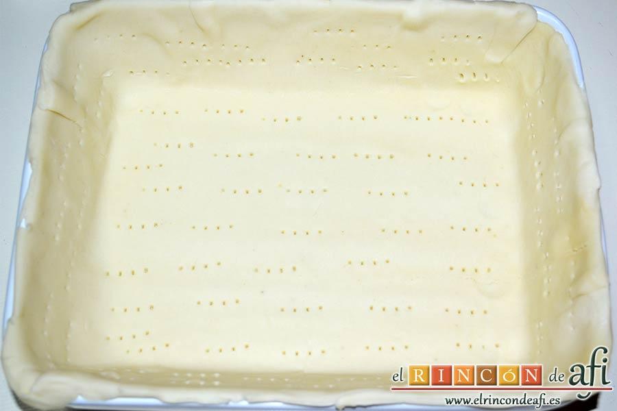 Tarta sorpresa de fresas y nata (crema de leche), poner la lámina de masa quebrada recubriendo el molde y la pinchamos con un tenedor