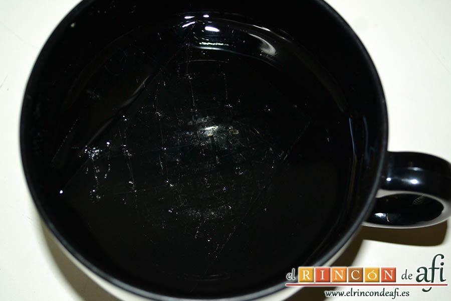 Tarta sorpresa de fresas y nata (crema de leche), ponemos a hidratar las hojas de gelatina con agua fría