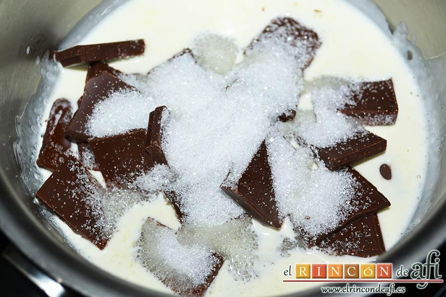 Tarta sorpresa de fresas y nata (crema de leche), en un cazo ponemos la nata (crema de leche), el chocolate con leche troceado y el azúcar