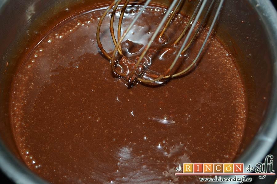 Tarta sorpresa de fresas y nata (crema de leche), dejar que se derrita y vamos mezclando con unas varillas