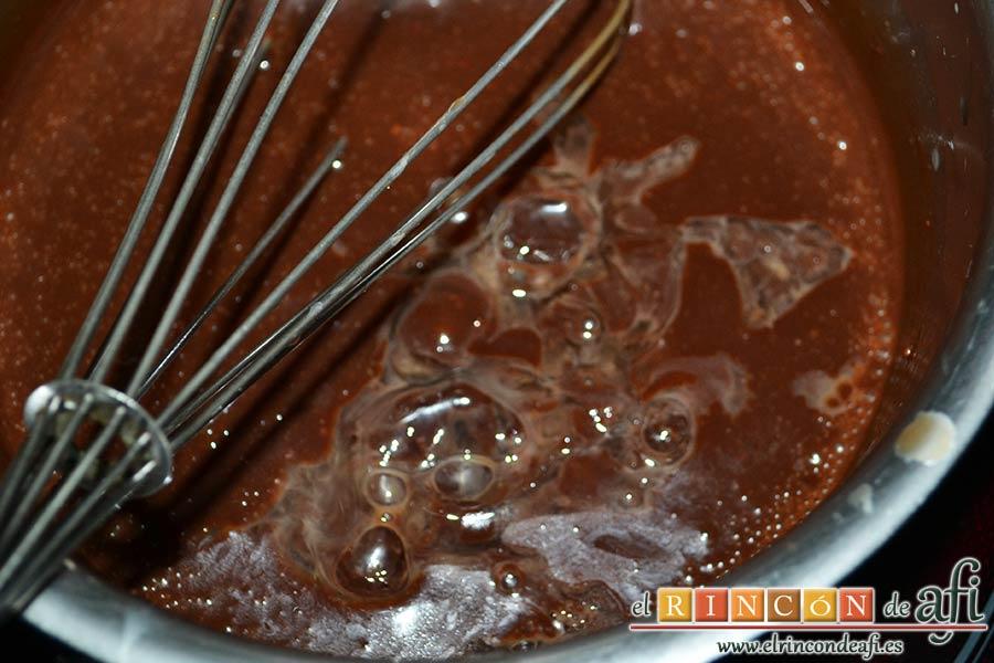 Tarta sorpresa de fresas y nata (crema de leche), escurrir bien la gelatina y añadirla