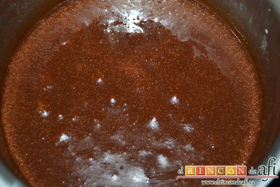 Tarta sorpresa de fresas y nata (crema de leche), dejamos que se funda y que atempere