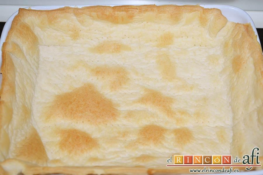 Tarta sorpresa de fresas y nata (crema de leche), sacarla masa quebrada horneada y dejamos enfriar