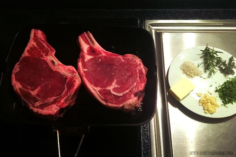 Chuletas con mantequilla ajo y hierbas